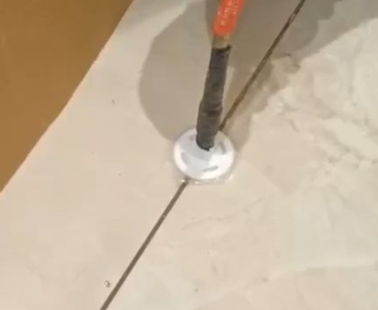 土默特瓷砖空鼓维修公司专业解答瓷砖在铺贴过程中，如果没有涂抹均匀到位的粘结材料（如水泥砂浆或瓷砖胶），可能会导致以下问题